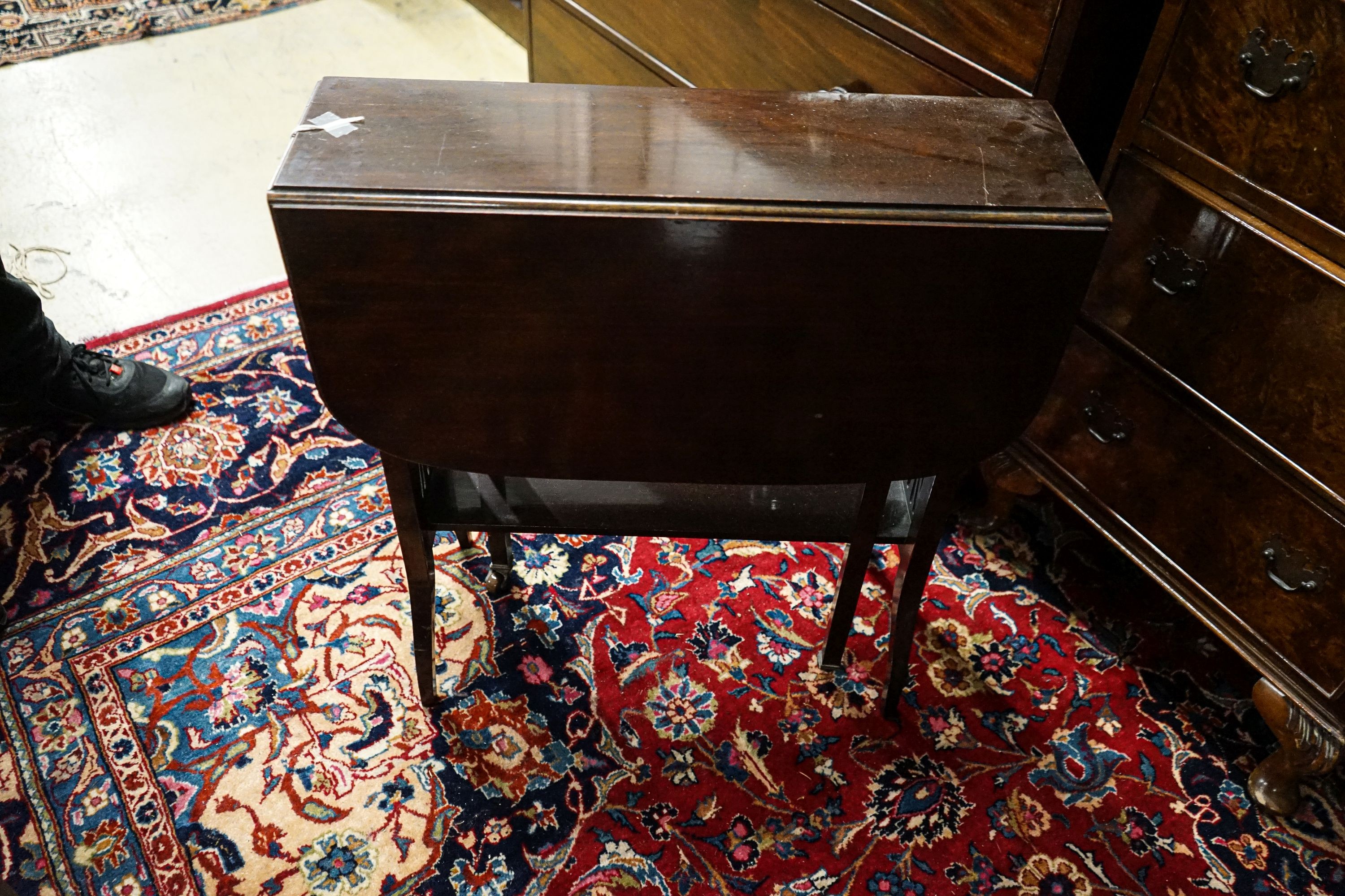 An Edwardian mahogany Sutherland table, width 61cm together with a Queen Anne style figured walnut narrow seven drawer chest